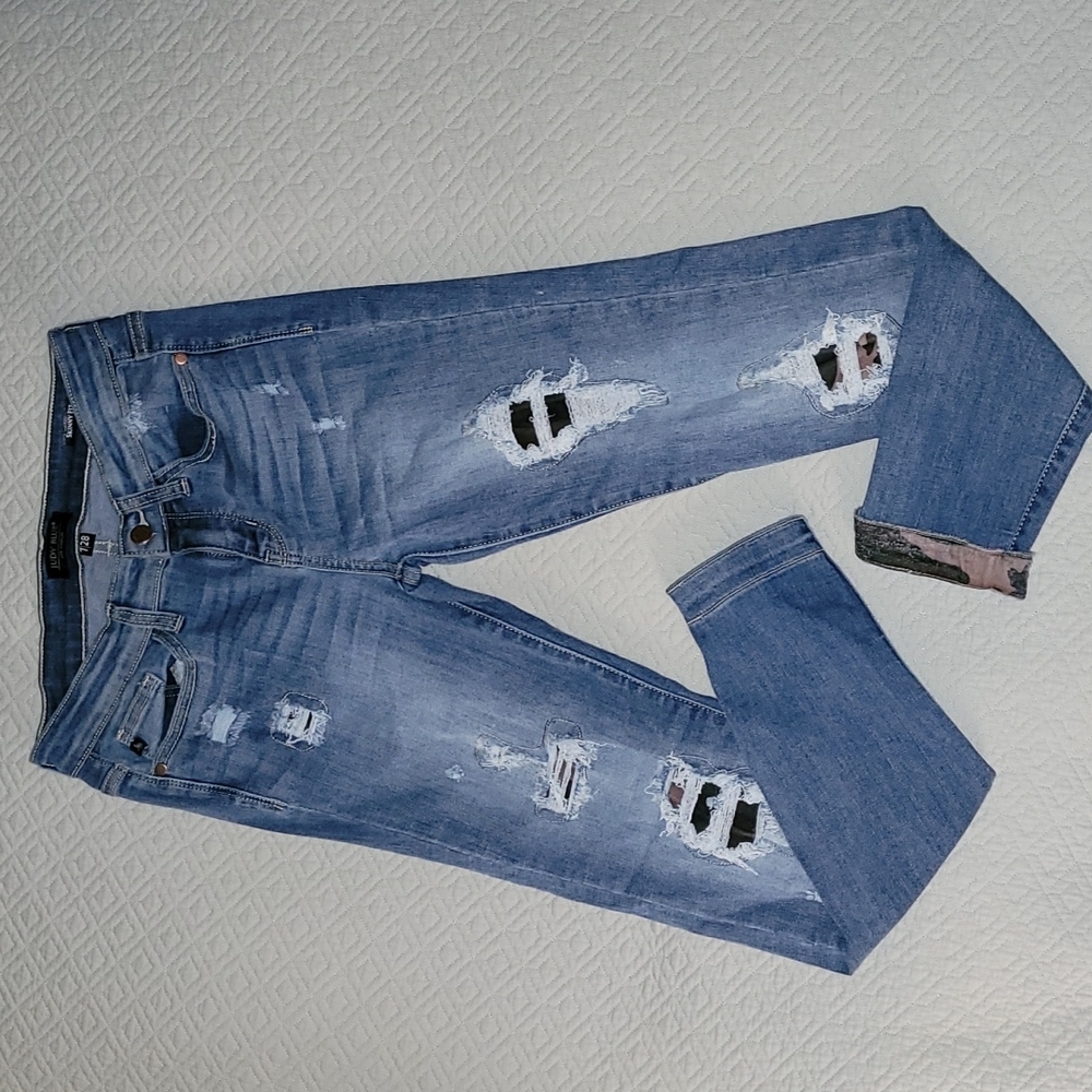 Distressed Camo lined and cuff Judy Blue size 7/28 jeans